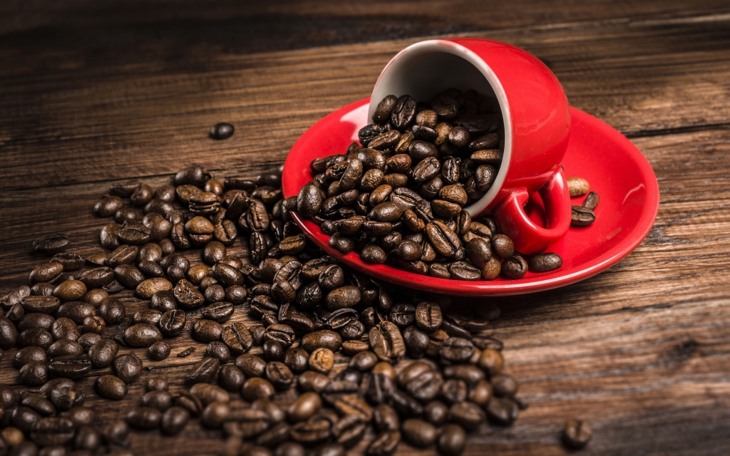 red_cup_and_coffee_beans